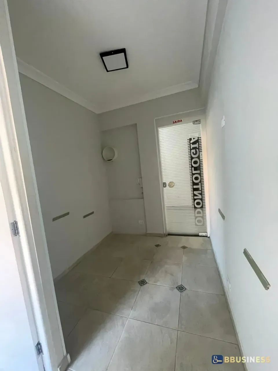 Sala para venda e locação, 36m² com recepção e janela com ventilação natural, Santo Antôni
