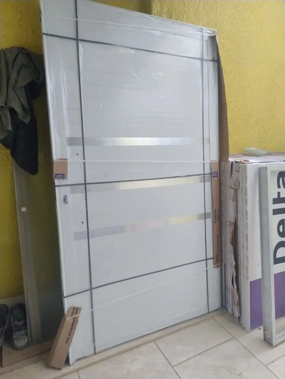 Porta Pivotante de Alumínio 210 X 120cm com Puxador e Friso Veneza Branco (NOVA) - Foto 6