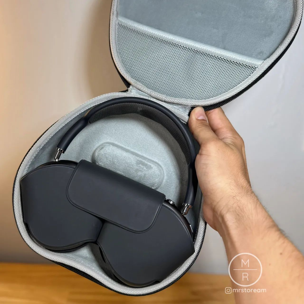 Case Rígida para AirPods Max / 18x no cartão - Fones de Ouvido
