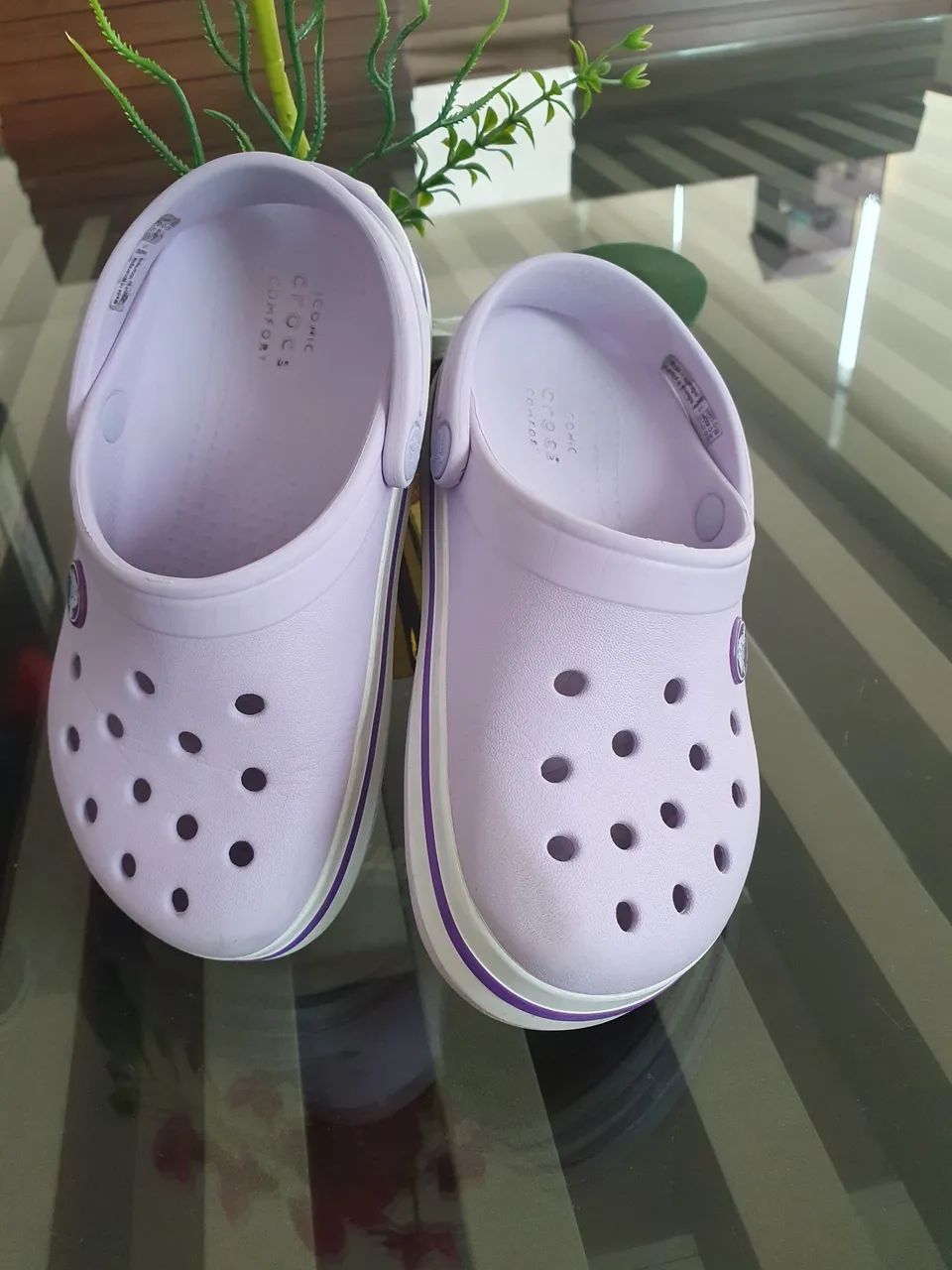 Crocs roxo tam C11, equivale tam 29.