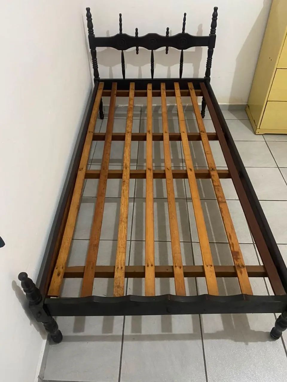 Vendo cama de madeira - solteirão - Foto 2
