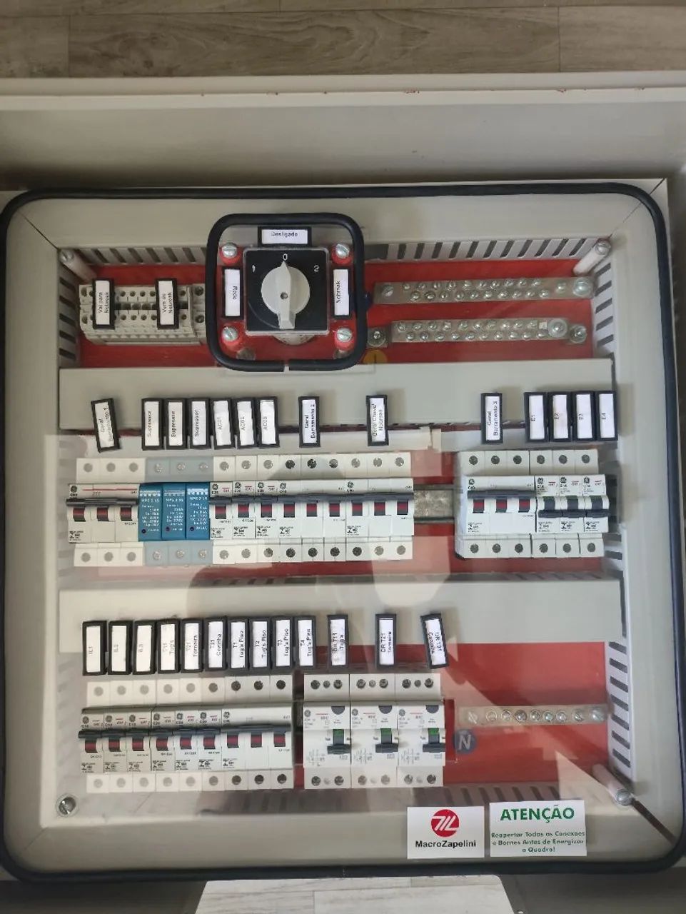 Quadro de distribuição elétrica médio Completo460258558493347840