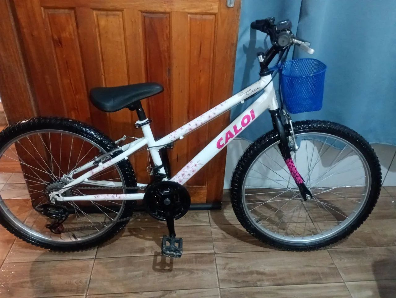 Bicicleta aro 24 seminova com cestinha 