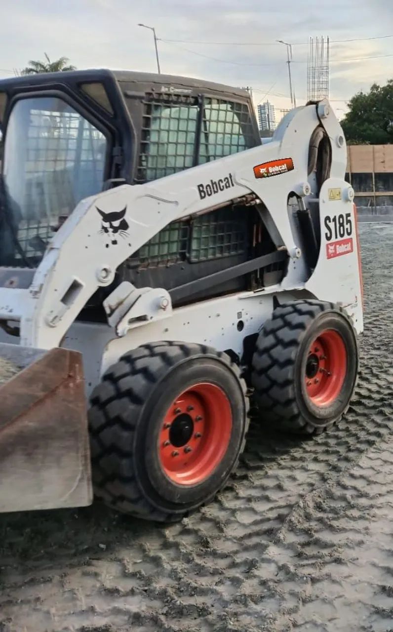Mini Carregadeira Bobcat S185 cabinada e ar condicionado  - Foto 2
