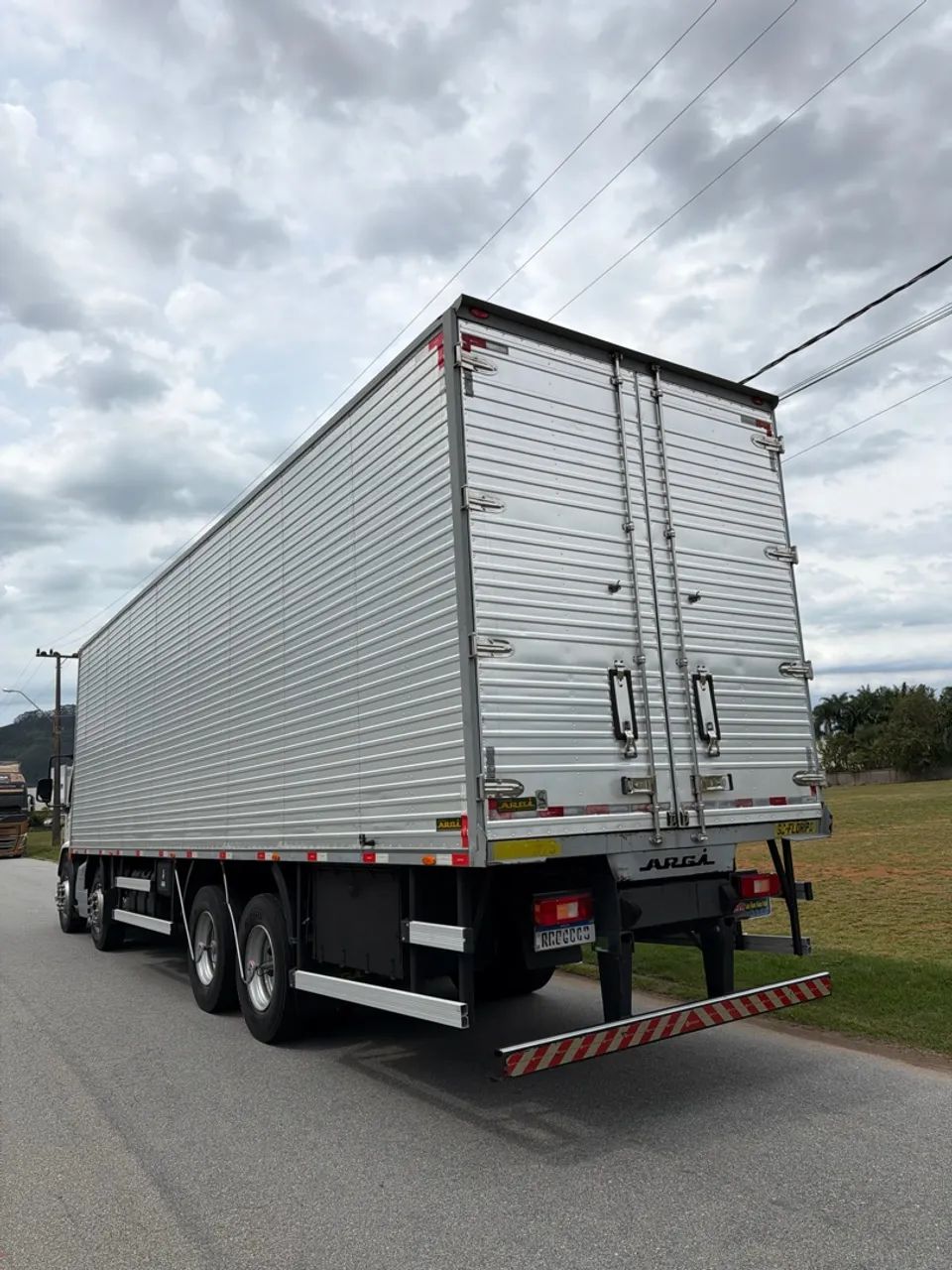 Volvo Vm 330 Baú  - Foto 4