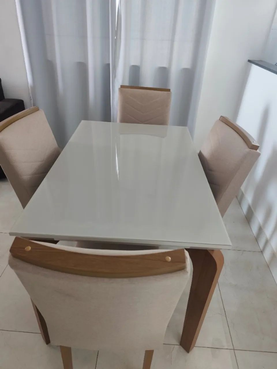 Mesa de Jantar 4 cadeiras, praticamente nova - Foto 2