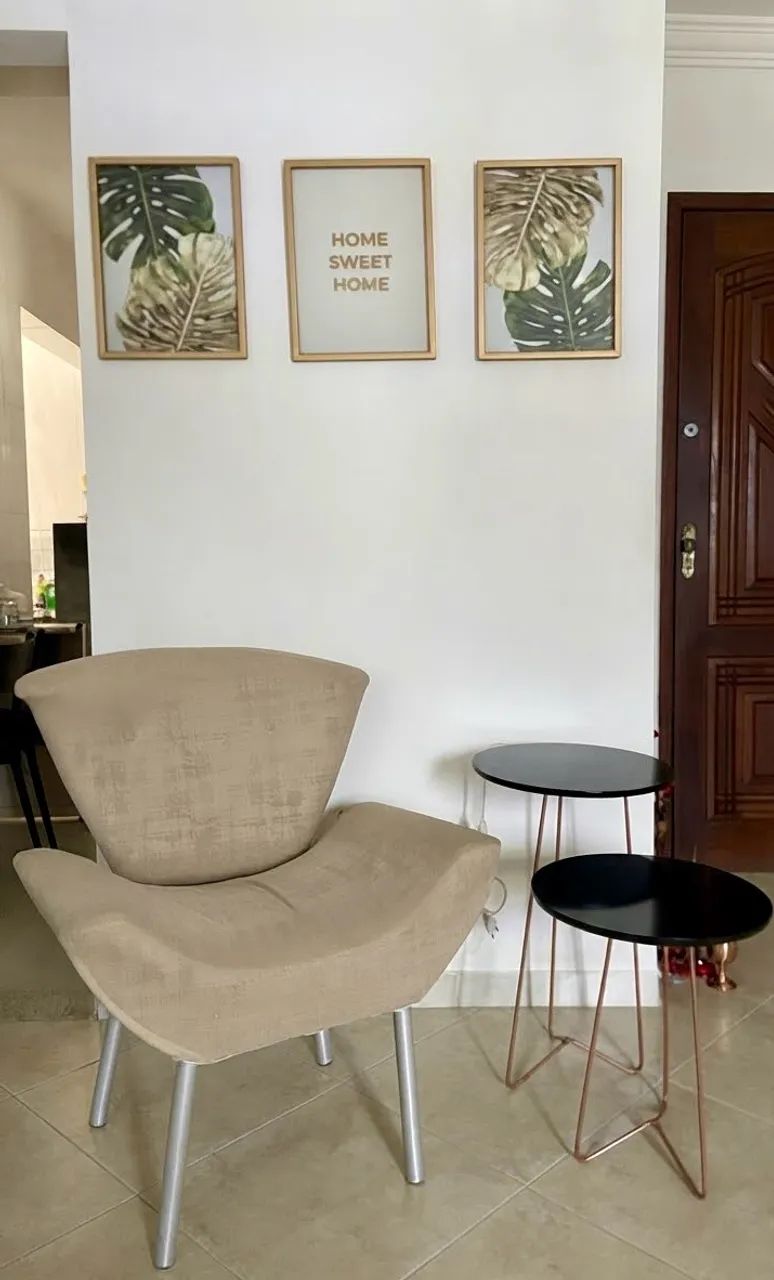 Conjunto para Sala: Poltrona, 3 Quadros e 2 Mesas de Canto