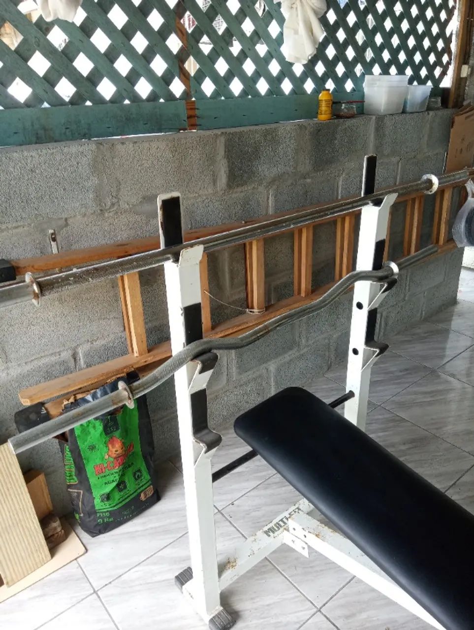 Banco supino com barras e halteres - Foto 3