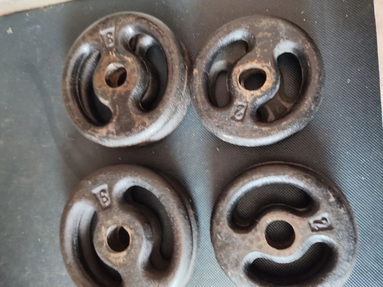 20kg de anilhas ferro sendo 4 de 3kg e 4 de 2kg kg.  - Foto 3