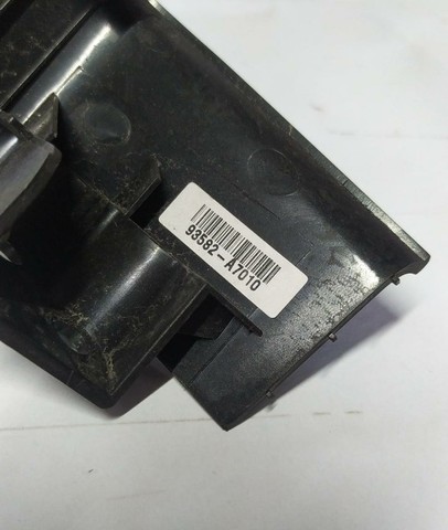 Moldura Botão Vidro Traseiro Esq Kia Cerato 14/15 93582a7010 - Foto 5