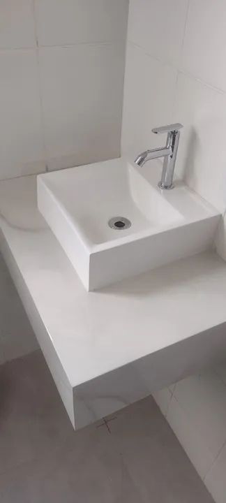 Bancada de porcelanato com cuba de sobrepor 