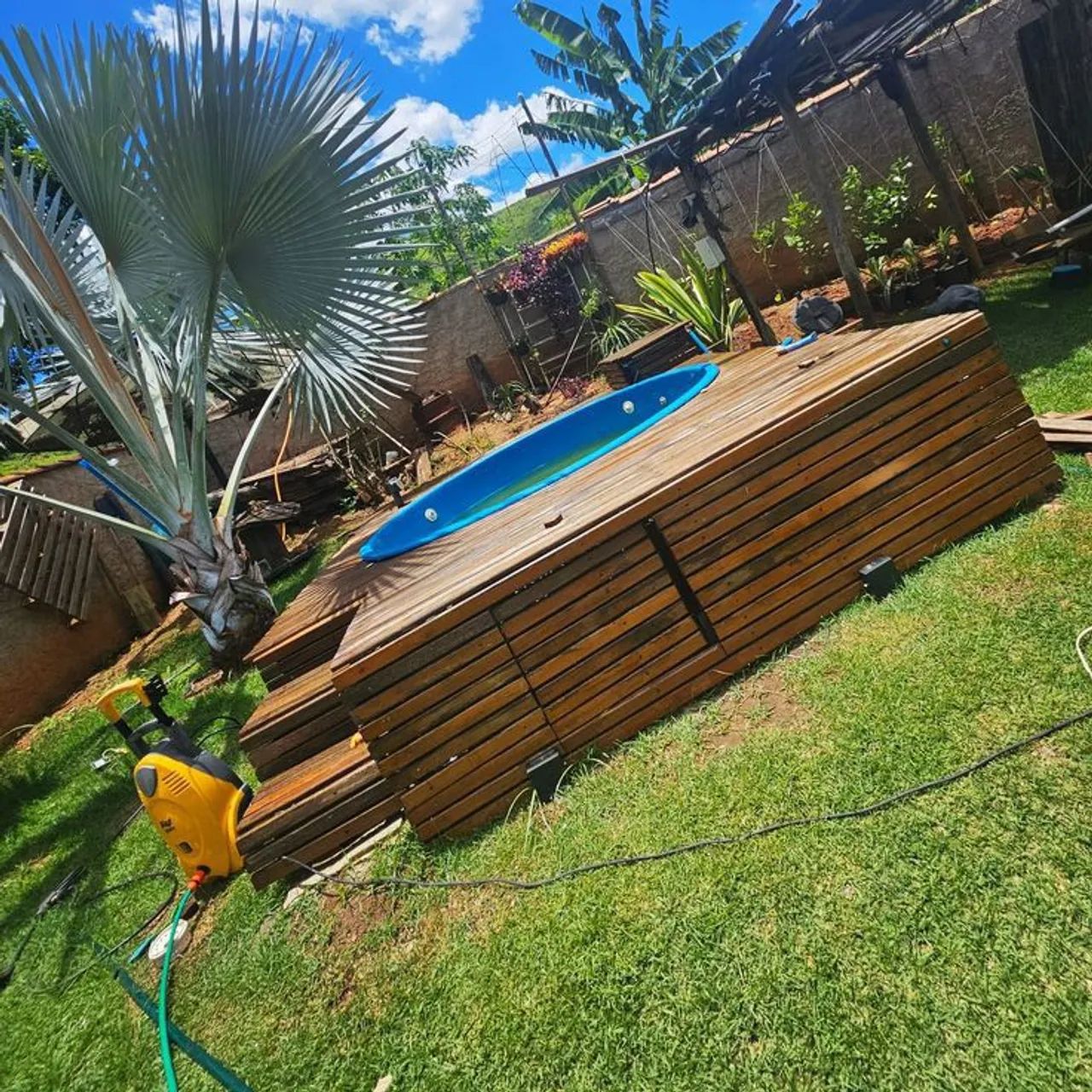 Deck de madeira para piscina