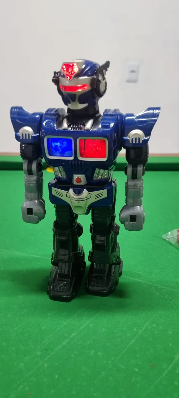 Robô Guerreiro Eletrônico - Diversão Garantida!