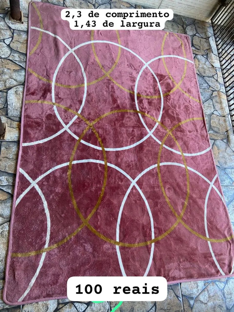 Tapete Pelúcia 2,3 x 1,43m - Rosa com Detalhes Dourados