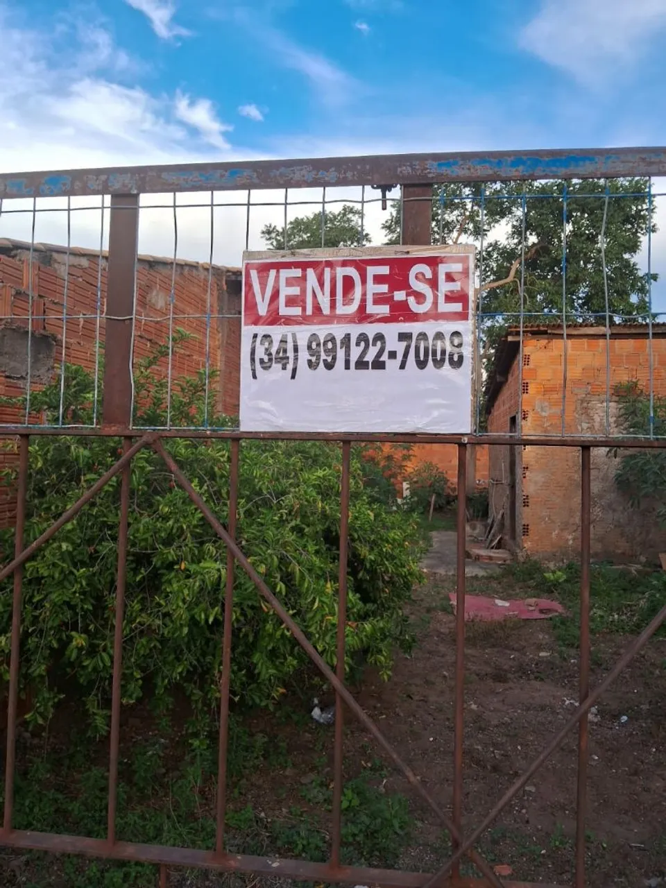 Residência bem localizada escriturada na região central do bairro