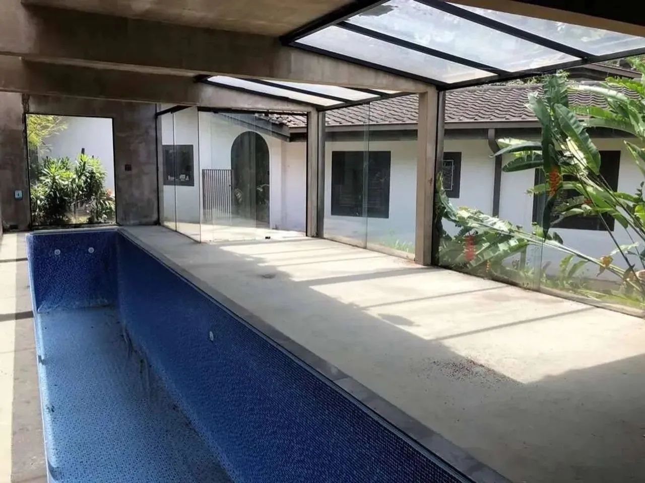 Rústica, 2.400m² de terreno, 2 piscinas (externa e raia coberta), lareira, SPA e jogos - Foto 5