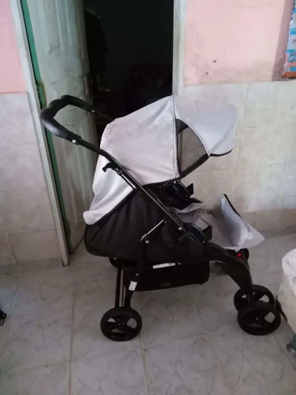 Carrinho de Bebê Compacto e Confortável