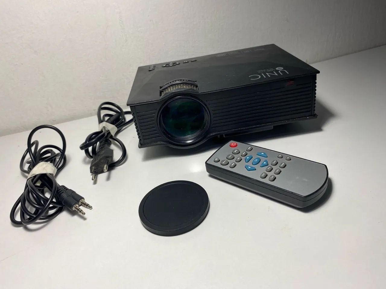 UNIC UC68S Projector with Wi-Fi – Excellent Condition64292074912897120