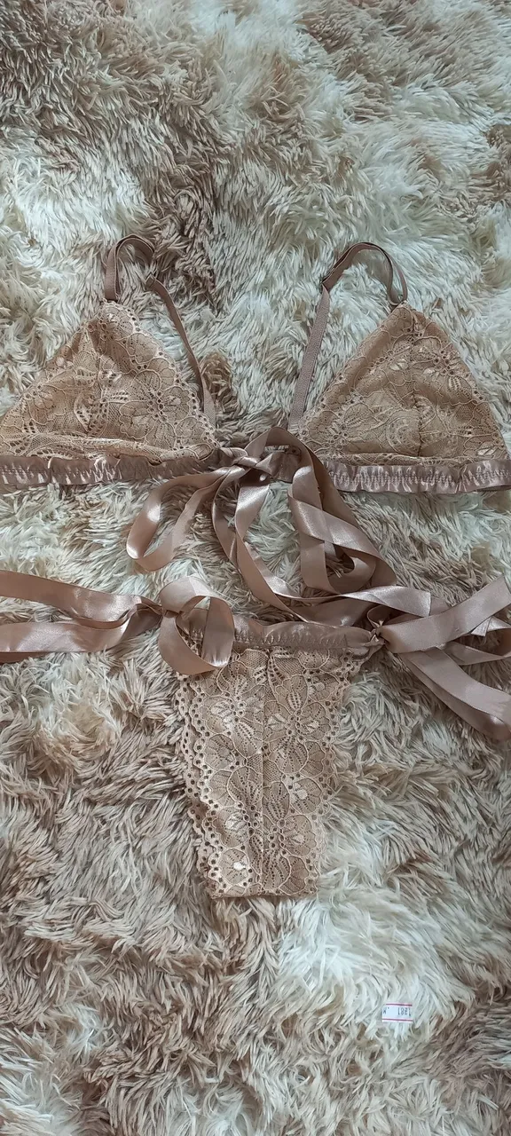 Conjunto lingerie rendada nude com fitas