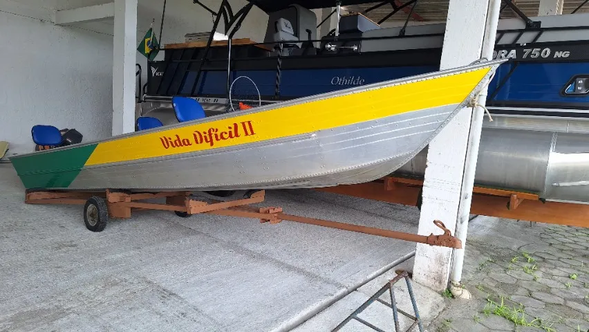 Barco aluminio 6 metros impecavel, com viveiro, cadeiras novas, motor 15 HP Yamanha