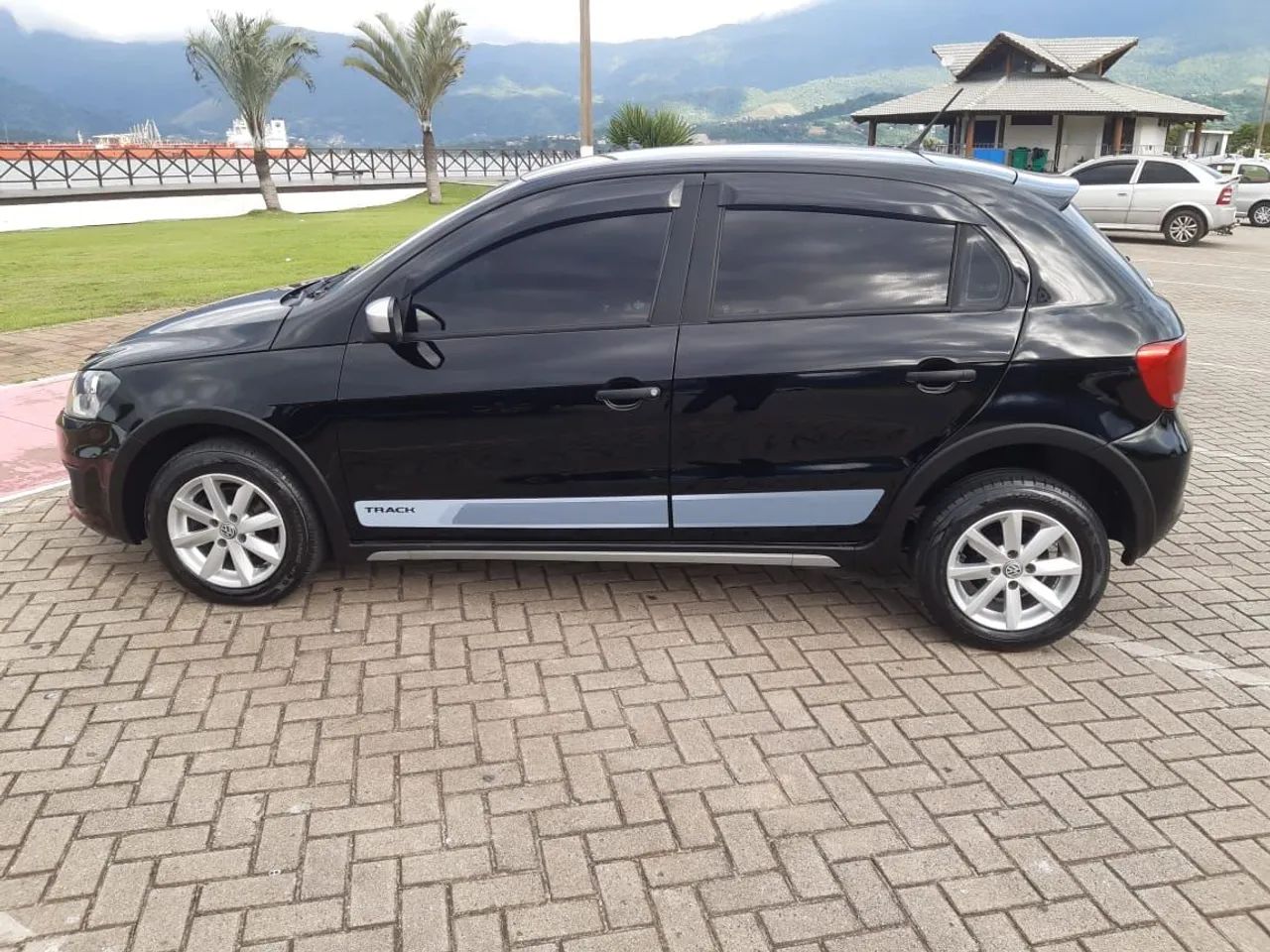 Volkswagen Gol Track 1.0 Mi total flex 8v 4 P ano 2014 - Foto 2