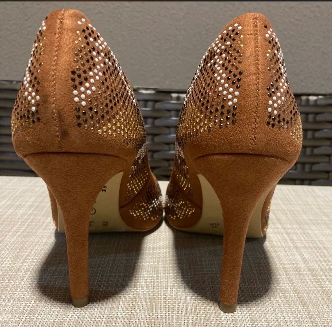 Scarpin salto alto marrom com pedrarias - Foto 3