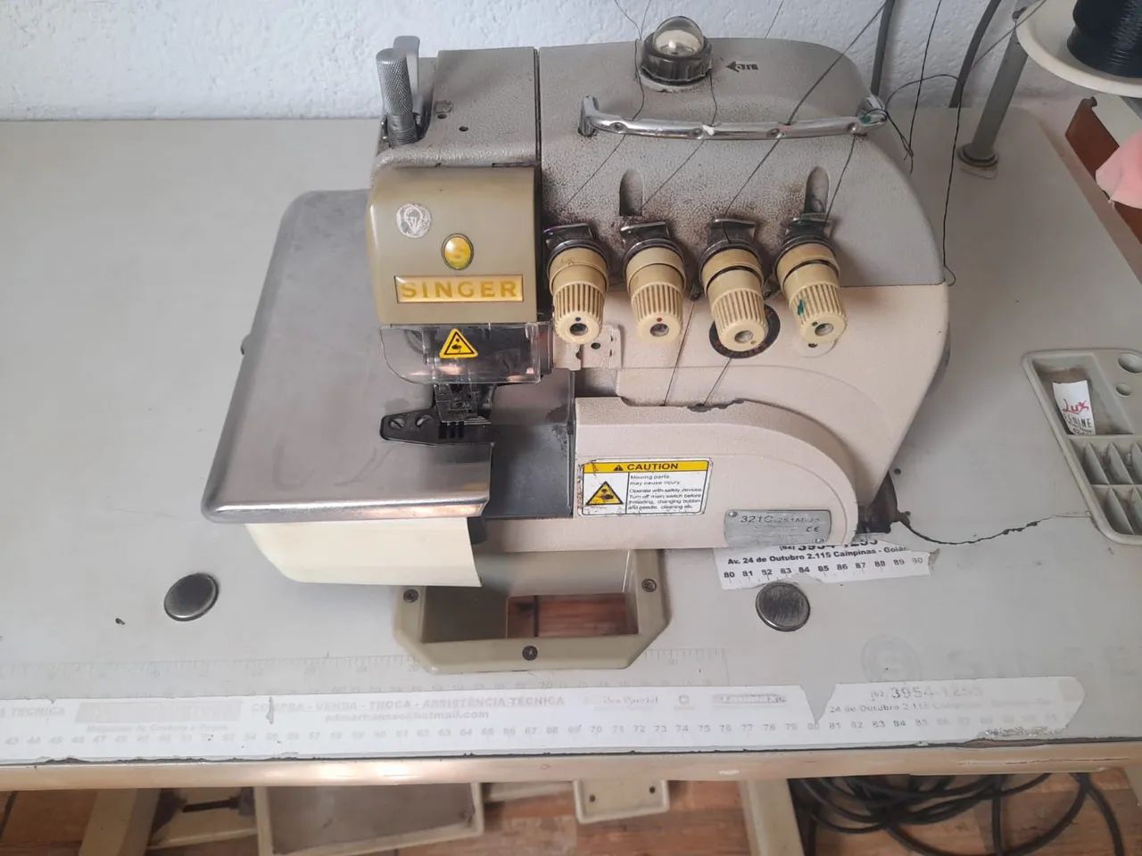 Máquina Interloq marca Singer  - Foto 3
