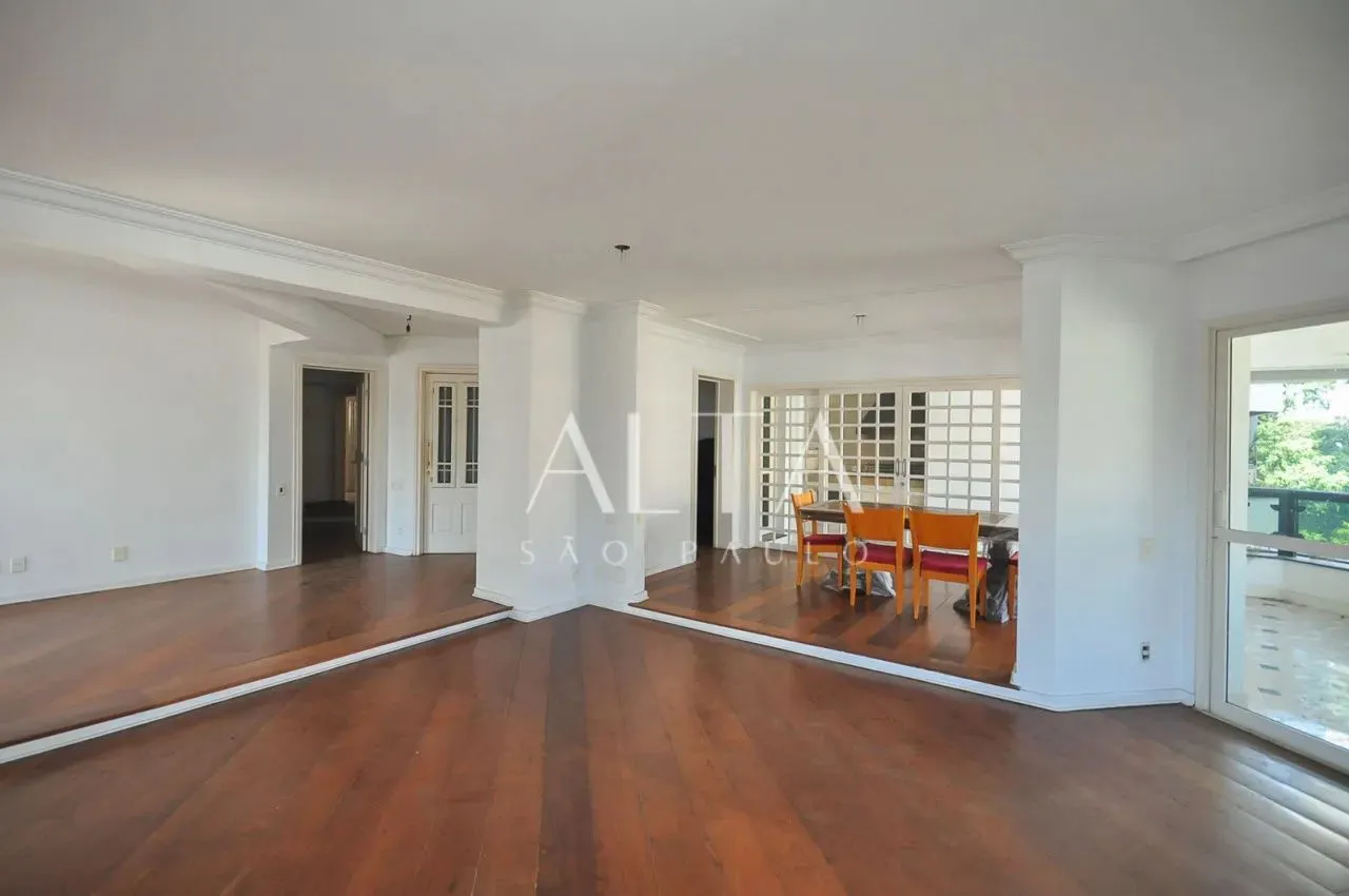 Apartamento em um dos condomínios mais clássicos do Real Parque/Morumbi.