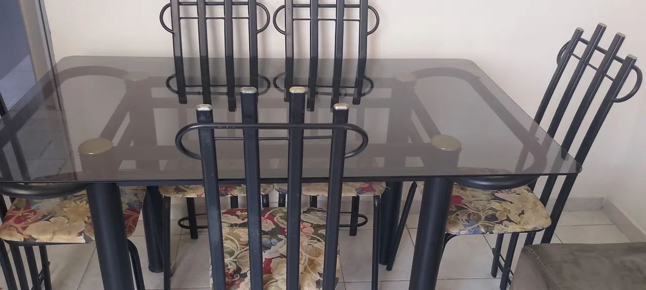 Oportunidade : Mesa tampo de vidro estilo colonial ,vidro fumê temperado com cadeiras 