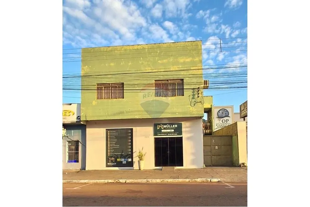 Edifício Comercial com Apartamento Residencial