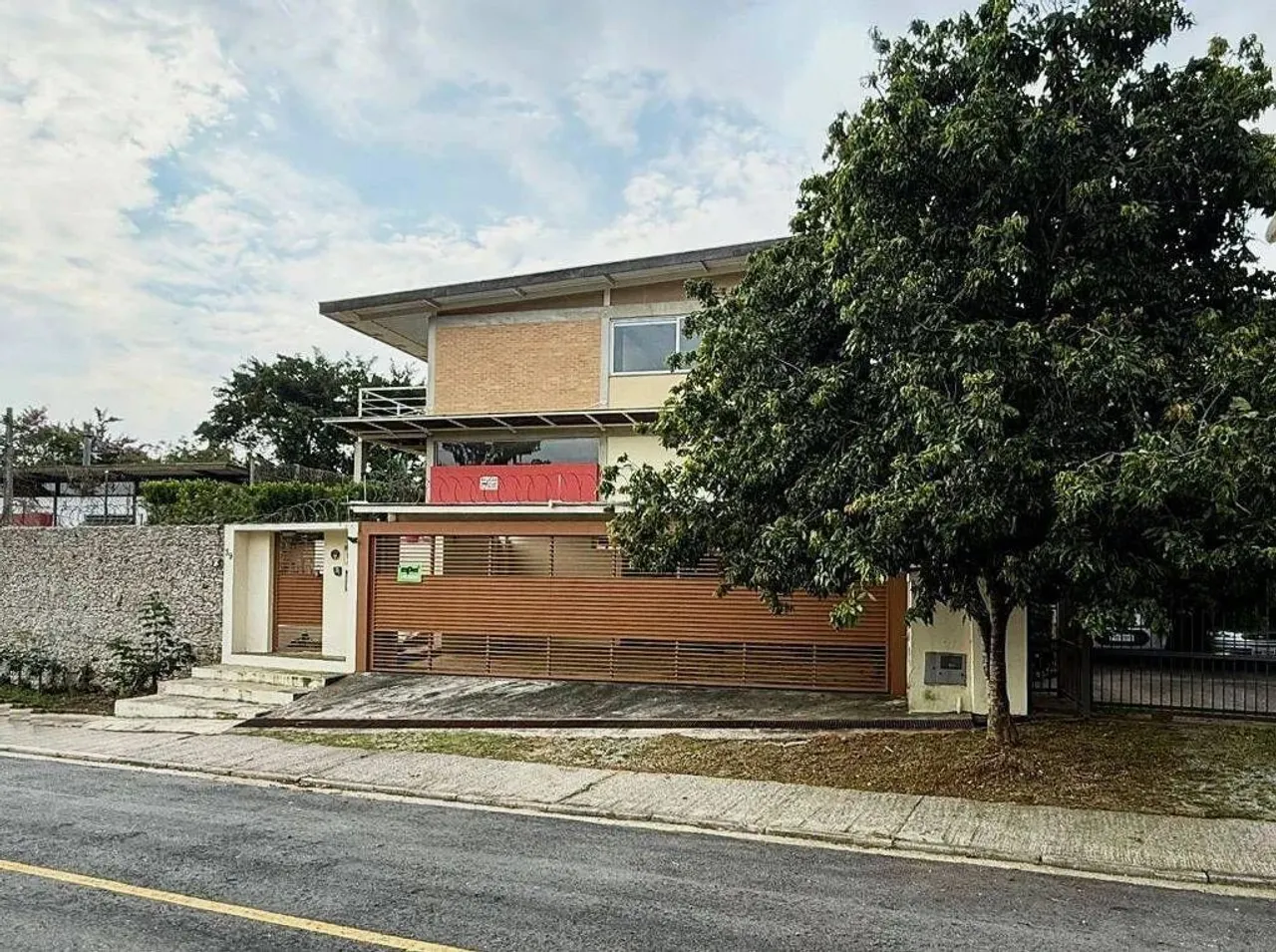 Casa Moderna no Miolo da Granja Viana para Venda tem 575 metros quadrados com 3 quartos -