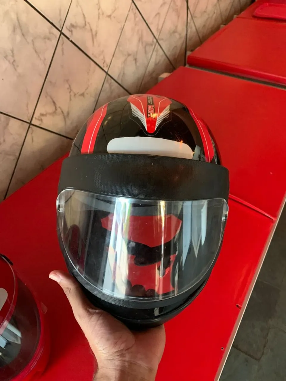 Capacete HSR Preto com Detalhes em Vermelho