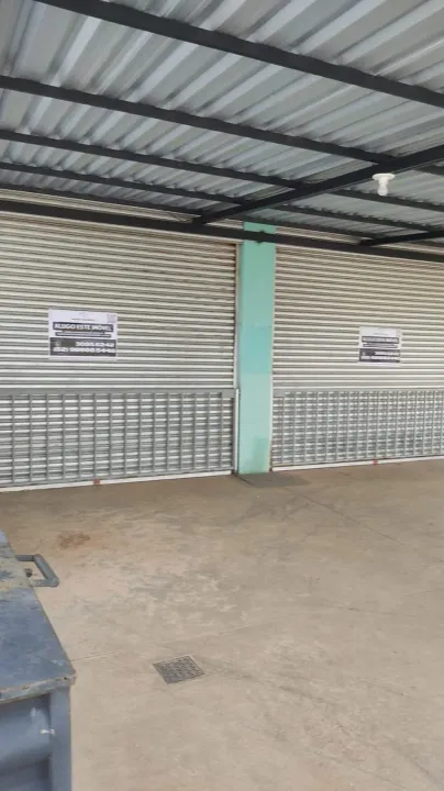 Aluga-se sala comercial con dois banheiros, sala espaçosa, Loteamento Fazenda dourados, Ar