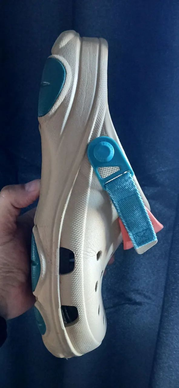 Crocs Bege com Detalhes Coloridos - Foto 4