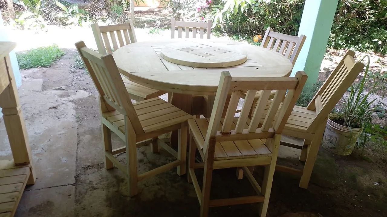 Mesa de madeira maciça 