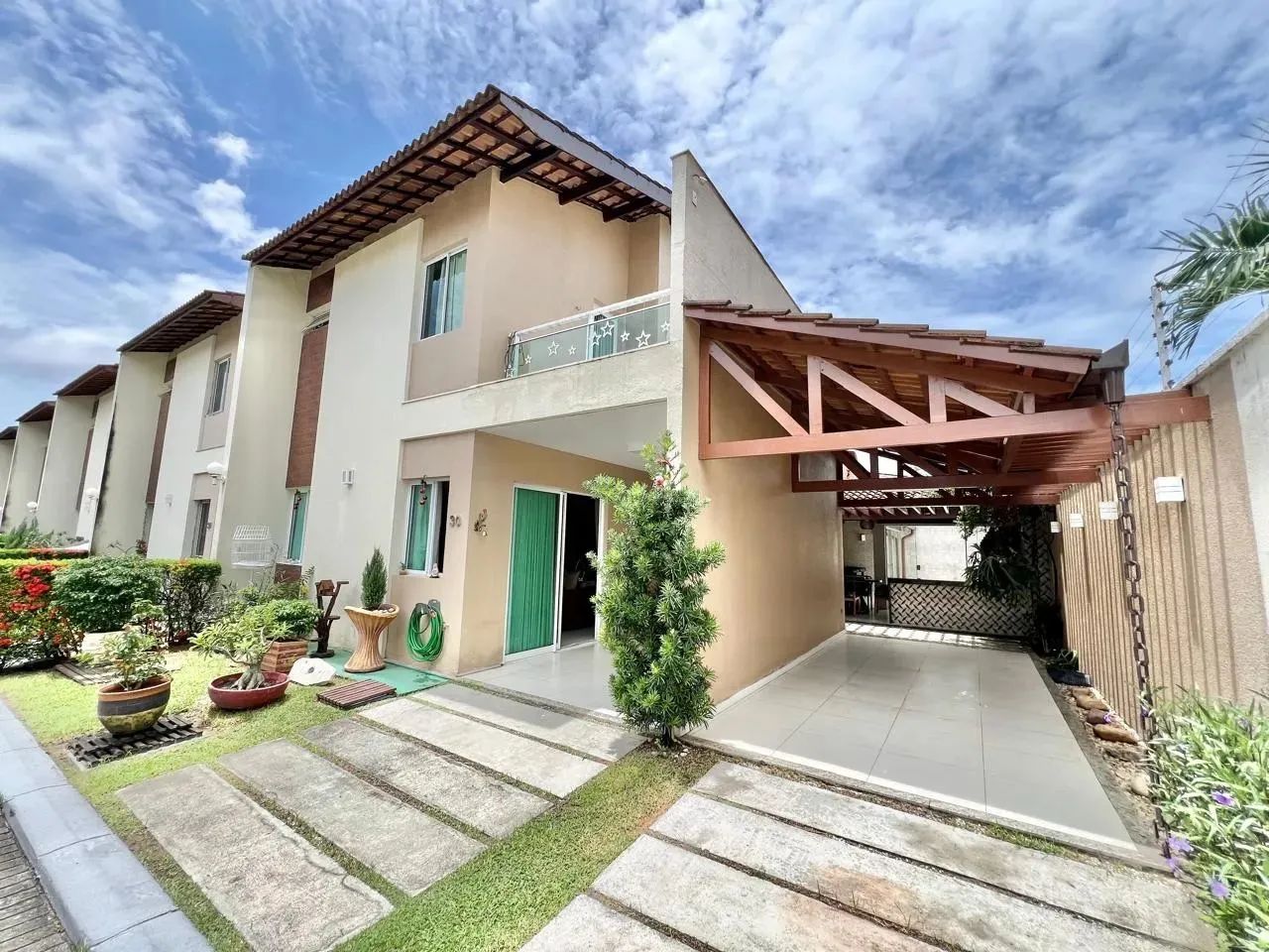 LINDA CASA DE ESQUINA COM 4 SUITES MOBILIADA COM JACUZZI