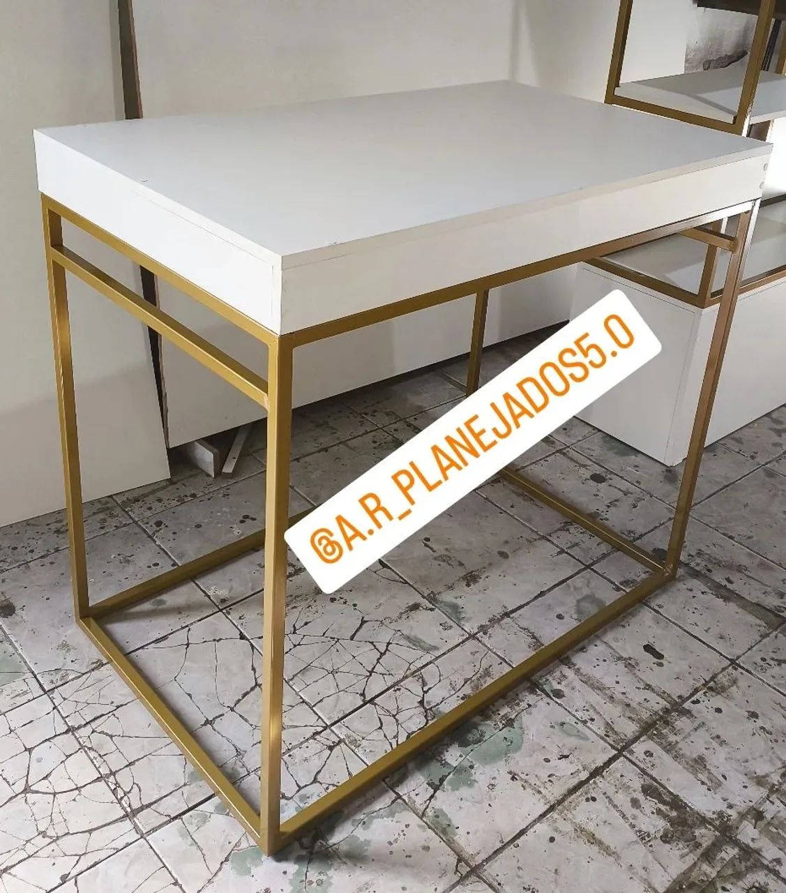 Mesa de Apoio Dourada com Tampo Branco - Foto 2