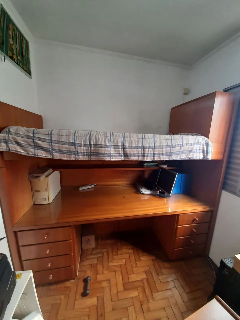 Escrivaninha com cama e baú