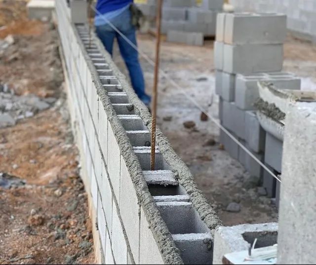 Bloqueiro serviços de pedreiro alvenaria estrutural - construção de galpão casas sobrados - Foto 6