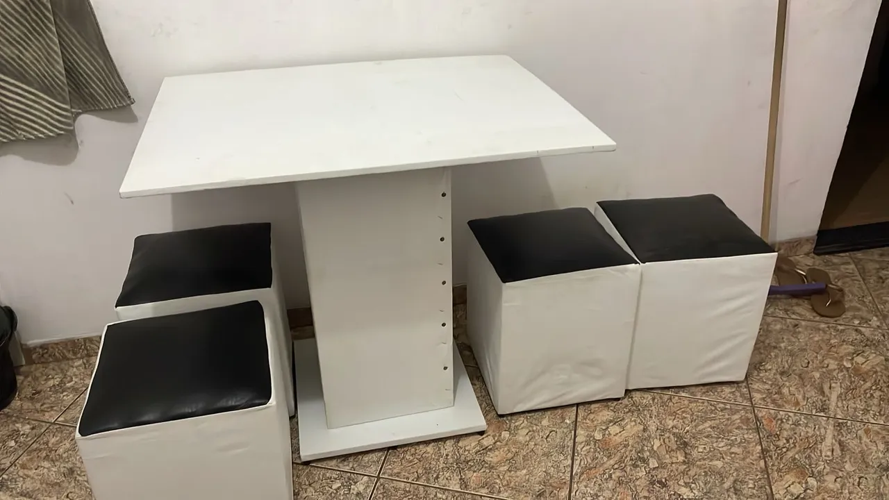 Conjunto Mesa com 4 pufs