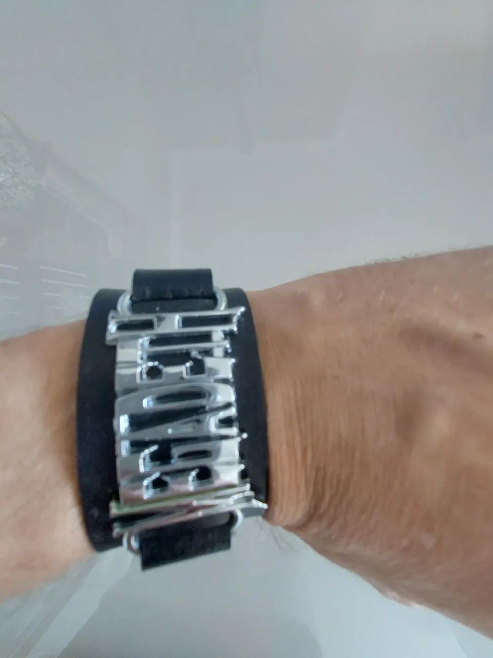 Pulseira de Couro com Nome em Metal da banda Megadeth.