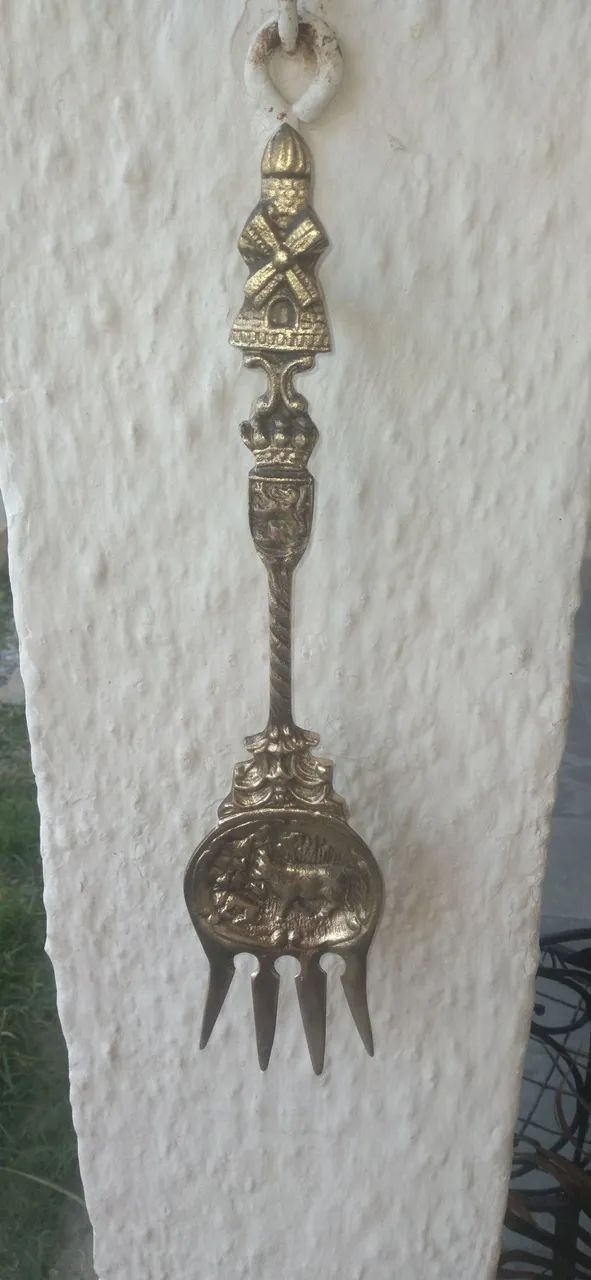 Garfo decorativo de bronze antigo 