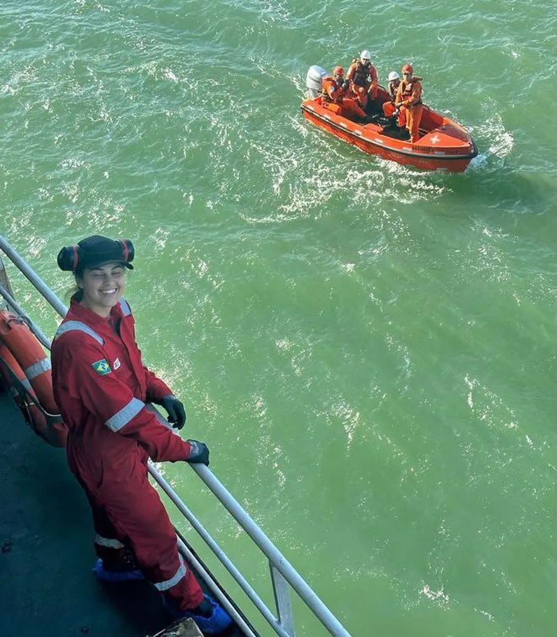 Selling plastic table with 4 chairs64739713633923121