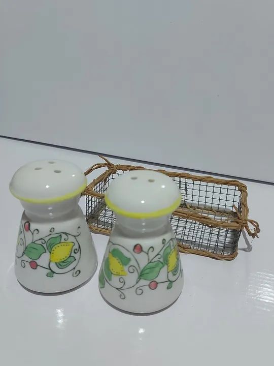 Par de Saleiros/Pimenteiros Decorativos em Cerâmica