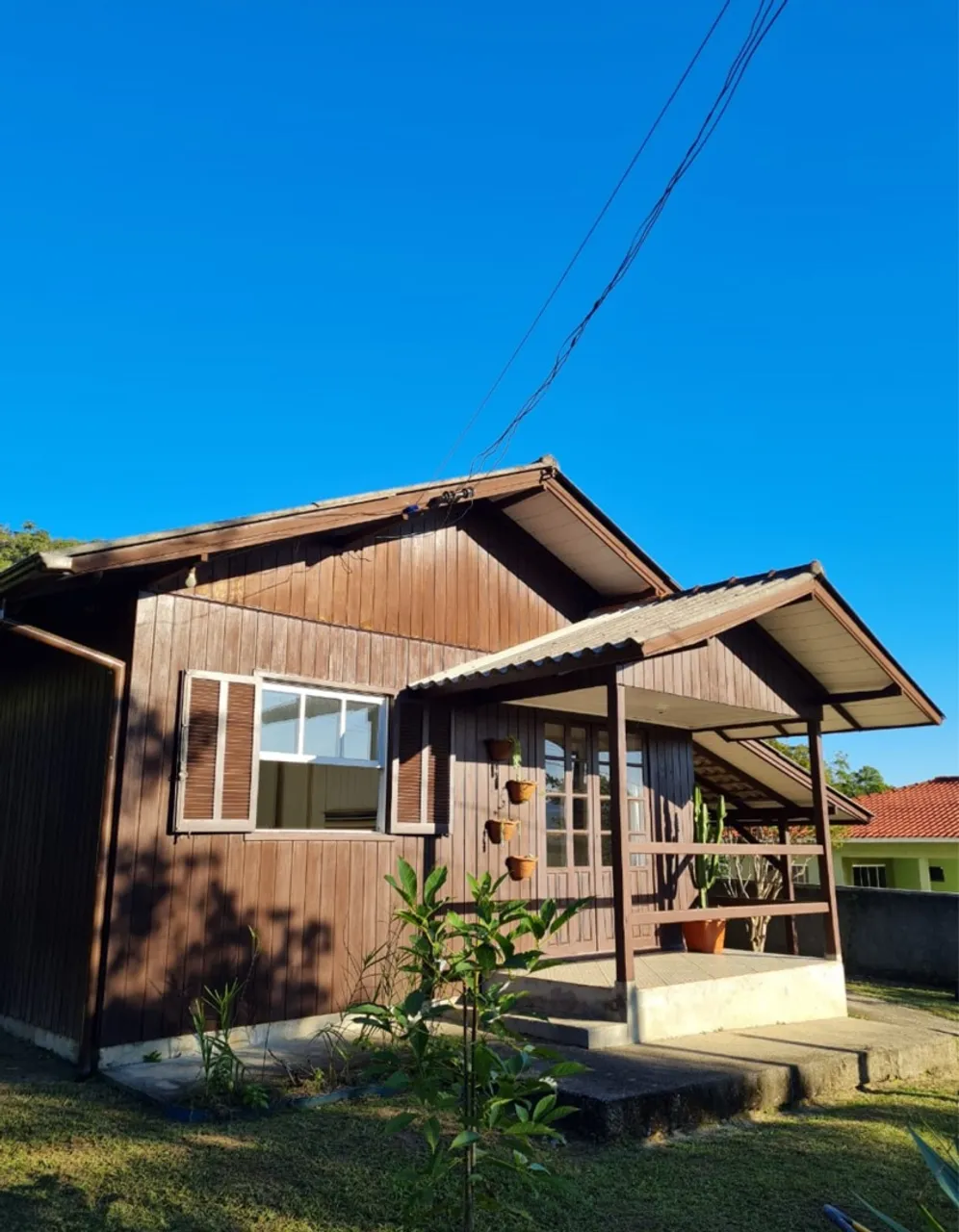Vende -se casa aconchegante em terreno amplo.