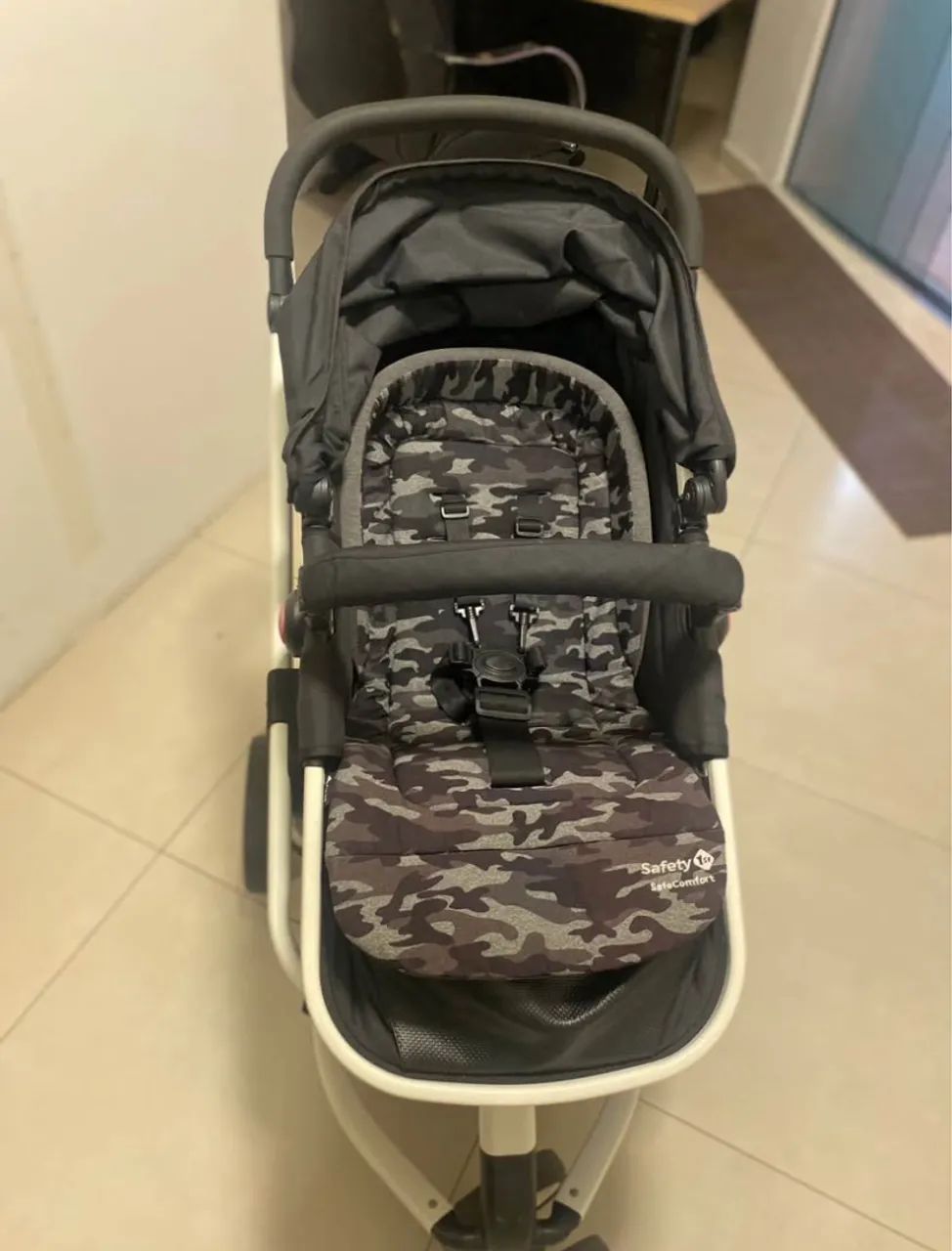 Carrinho de bebê com bebê conforto 