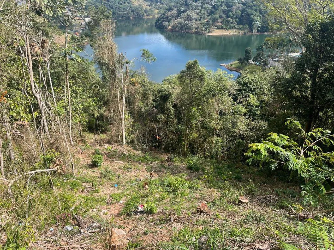 Excelente terreno para venda, pé na água, localizado em condomínio fechado, em Igaratá - S