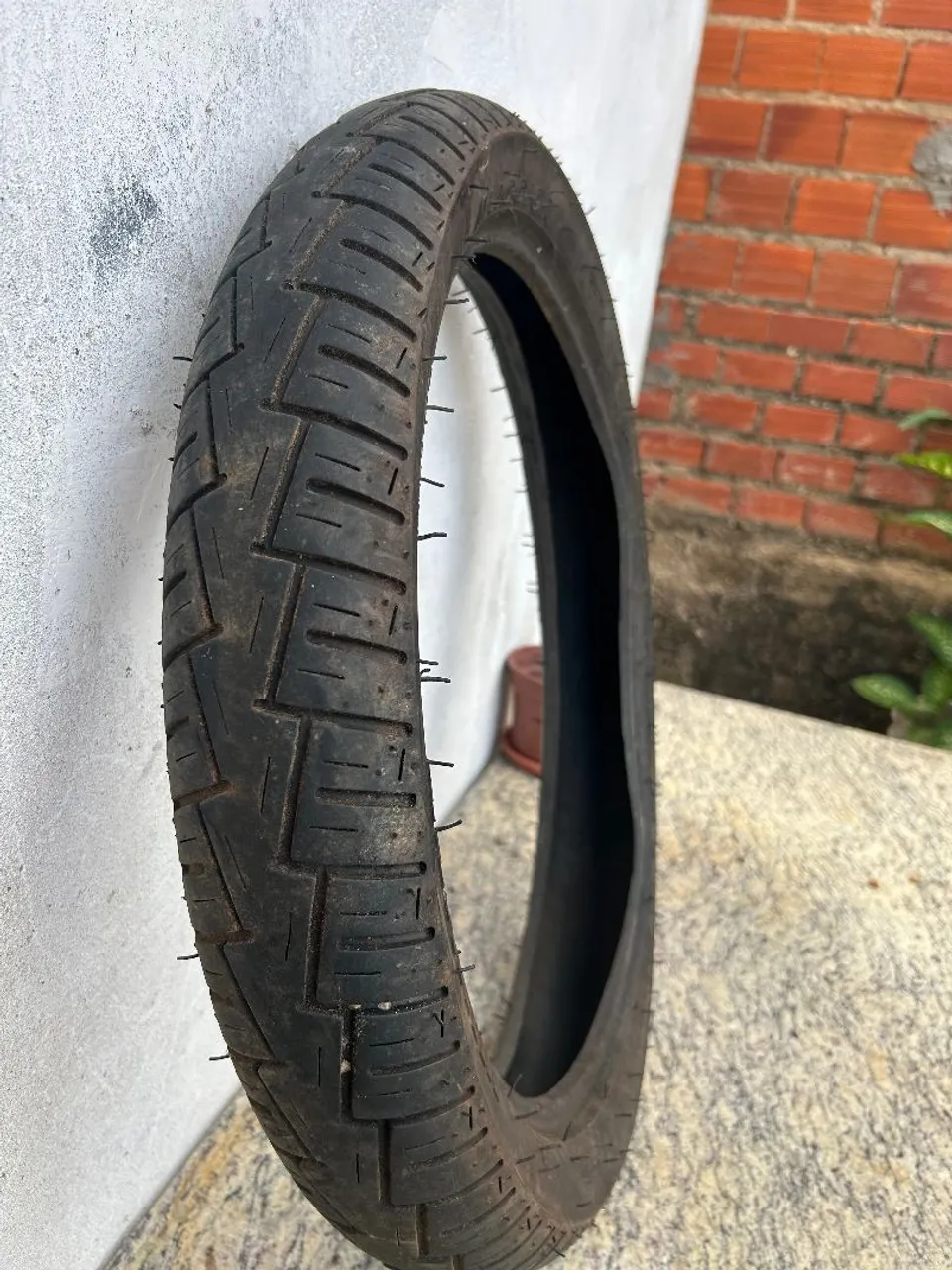Pneu de Moto Usado - Ótimo Estado