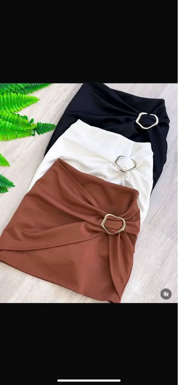 Short saia elegantes com detalhe em fivela