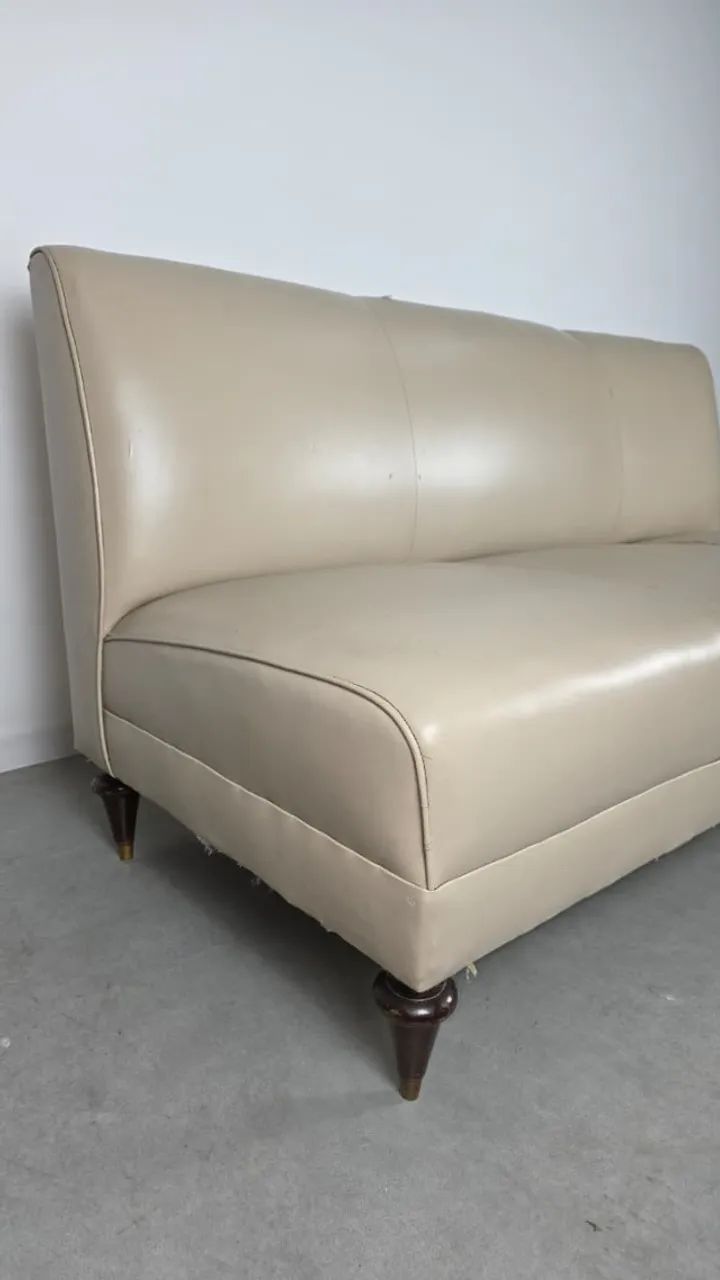 Sofá Década de 50, mantendo moleiro original em metal nobre65576053118083123